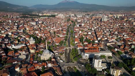 Schöne-Stadt-Prizren-Mit-Fluss-In-Der-Mitte,-Traditionellen-Nachbarschaften-Mit-Roten-Dachhäusern