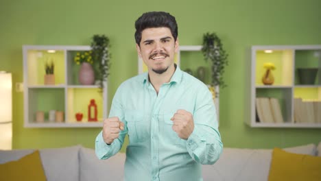 un joven enérgico dando un discurso motivador.