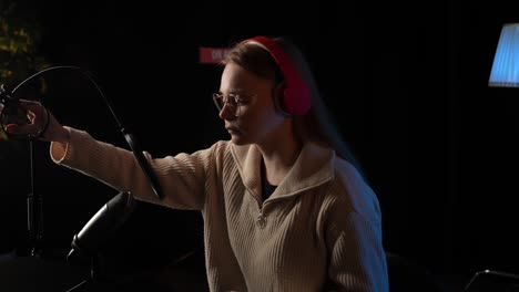 mujer haciendo podcast en un estudio