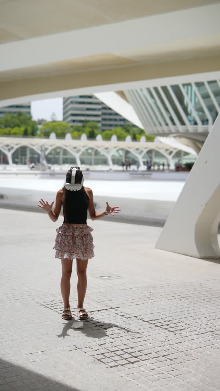 mujer con auriculares vr en un parque de la ciudad moderna