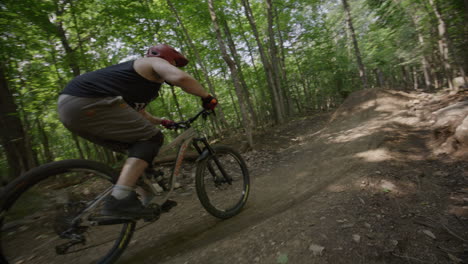 Extremsportarten-Mountainbiken---Dirt-Jumping-Tricks-In-Zeitlupe