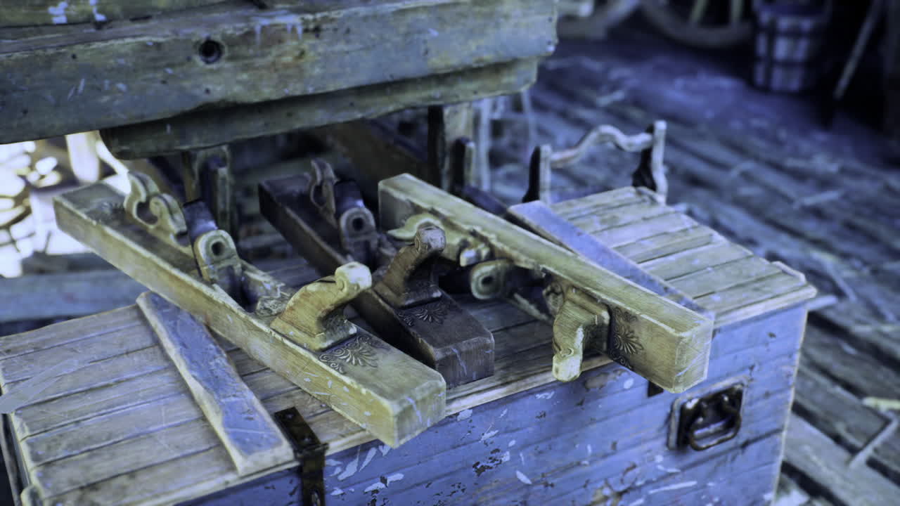 Detailní pohled na nástroje a materiály v historické opravně.