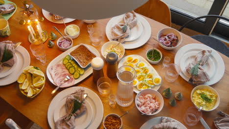 &#39;julefrokost&#39;-Festivo-Escandinavo-Con-Platos-Tradicionales-Y-Una-Mesa-Elegante