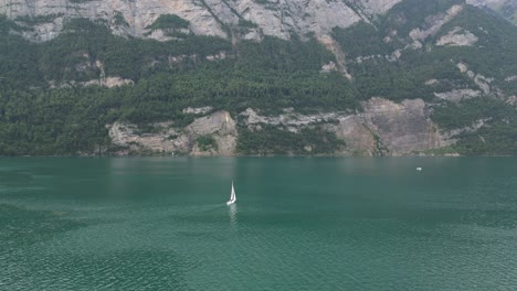 El-Yate-Solitario-Disfruta-De-Unas-Tranquilas-Vacaciones-Navegando-En-El-Lago-Walensee,-Suiza