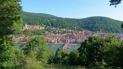 Vista-De-La-Ladera-Del-Centro-De-La-Ciudad-De-Heidelberg-En-Alemania-En-El-Río-Neckar-Con-El-Palacio-Del-Castillo-Y-El-Puente-Theodor-En-Un-Plano-Amplio