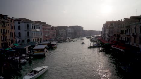 Boot-Fährt-Den-Kanal-In-Venedig-Hinunter