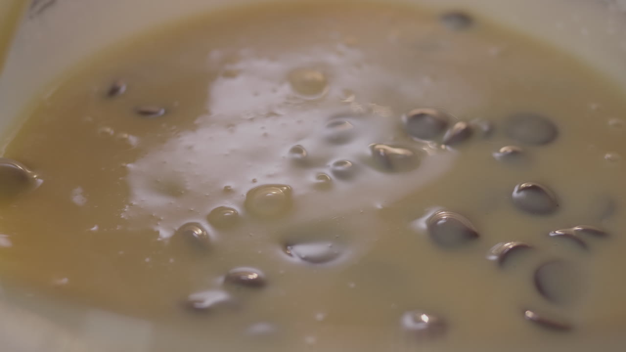 mezclar chispas de chocolate en la masa