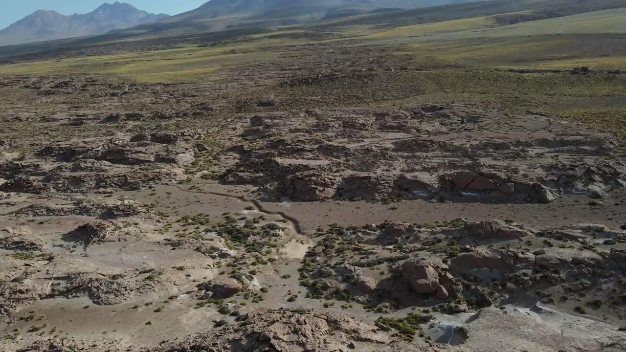 drone volando de cerca sobre un paisaje rocoso en el desierto de atacama
