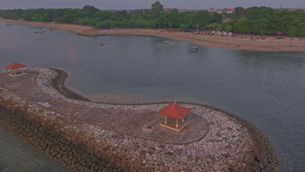 Sanur, Bali'de, Hint Okyanusu'na bakan Karang kıyısını aydınlatan şafak.
