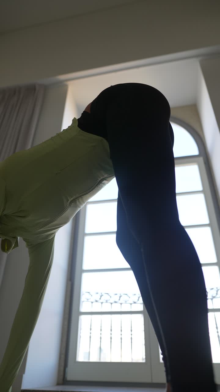 Mulher fazendo yoga pose