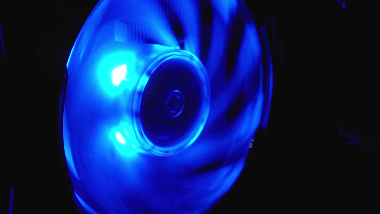 rgb 컴퓨터 팬이 작동하고 있습니다.