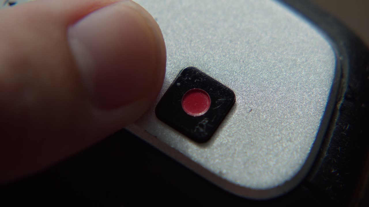 dedo del hombre presionando algunos botones en un viejo reproductor de cintas de casete retro vintage: reproducir, rebobinar, avanzar rápidamente, detener