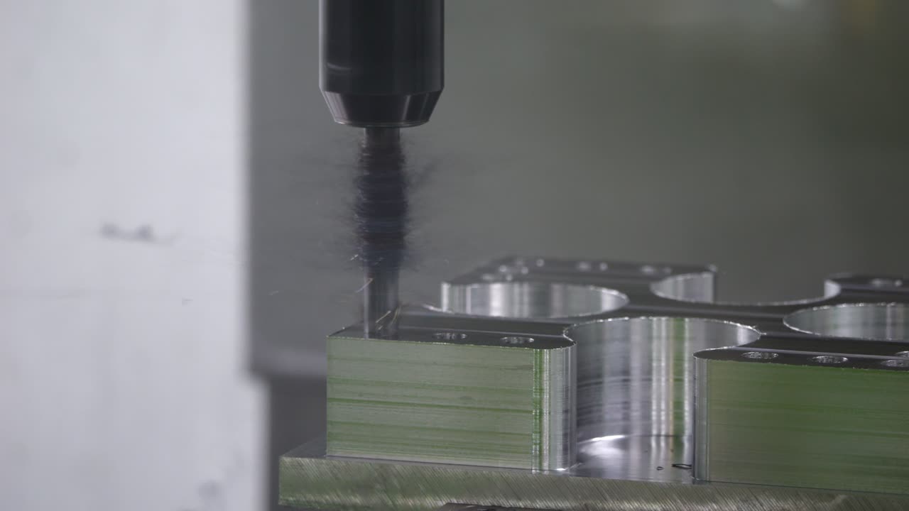 4k - cnc буровая машина работает с искрами