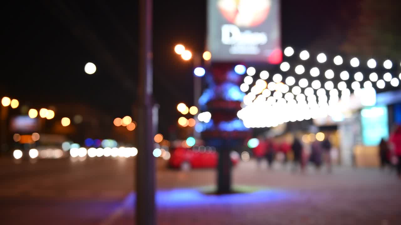 밤에는 어두운 흐릿한 배경에서 아름다운 반이는 보케.