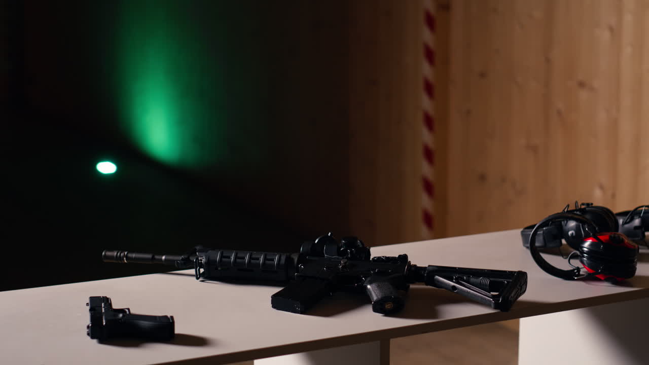 rifle e pistola no campo de tiro para ser usado em treinamento, de perto