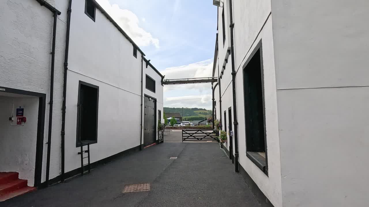 callejón vacío en la destilería de glengoyne, escocia