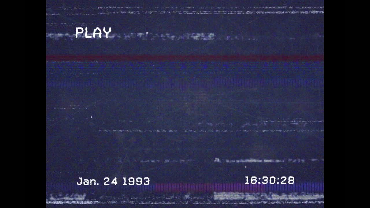 Animazione di effetto glitch VHS su una rete di connessioni su sfondo blu.