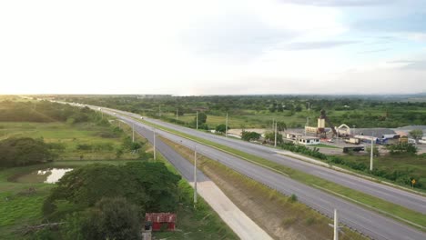 Blick-Vom-Feld-Auf-Die-Autobahn,-Es-Gibt-Auch-Eine-Straße