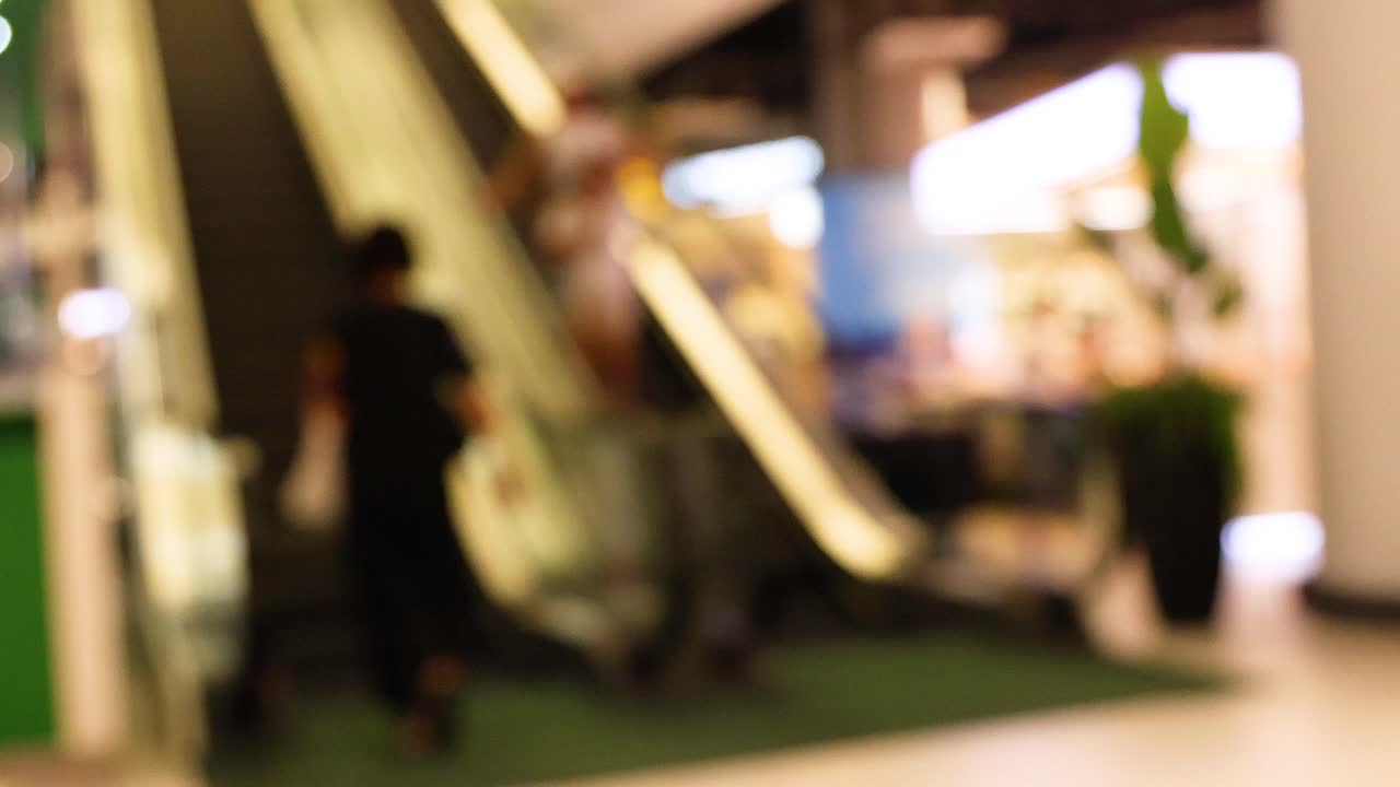 쇼핑몰 에서 에스컬레이터 를 사용 하는 사람 들