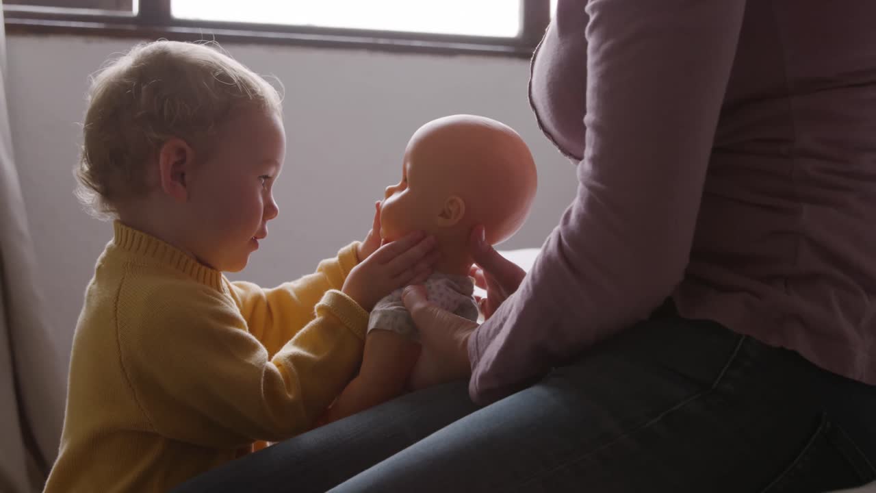 집 에서 놀고 있는 아기 의 측면 전망