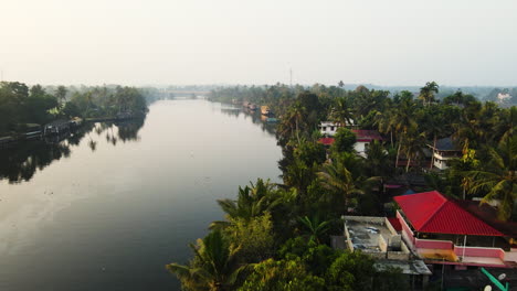 Volando-Sobre-El-Idílico-Canal-Del-Río-En-Alleppey,-Kerala,-India