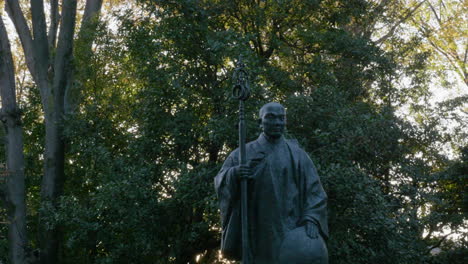 estatua japonesa del fundador del templo