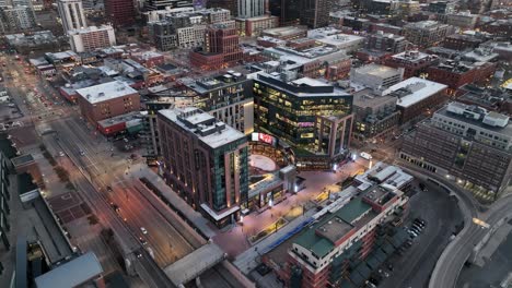 luftaufnahme des rallye-hotels in denver, colorado im wunderschönen licht der dämmerung