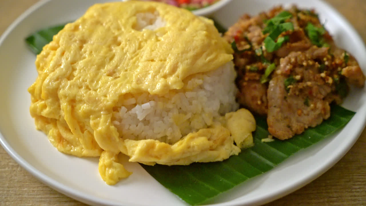 은 돼지고기 와 매운 소스 와 함께  위 에 달