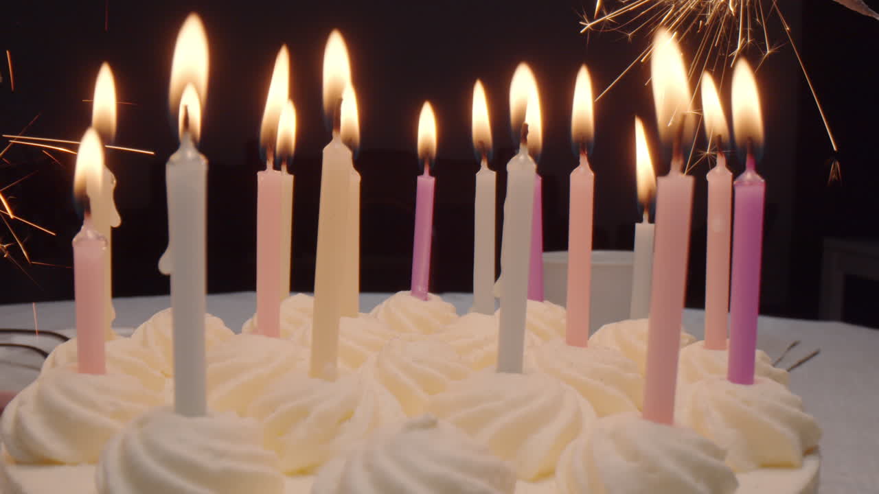 pastel de cumpleaños con velas y chispas