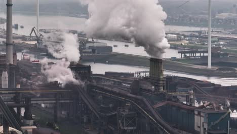 Planta-De-Fabricación-De-Acero-Tata-Que-Causa-Contaminación-Del-Aire,-Barrio-Junto-Al-Mar