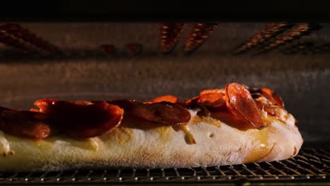 pizza de pepperoni horneada en el horno