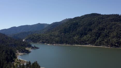 Ein-Atemberaubender-Drohnenschuss,-Der-Auf-Eine-Brücke-Am-Big-Bear-Lake-In-San-Bernardino-County,-Kalifornien,-Zufliegt