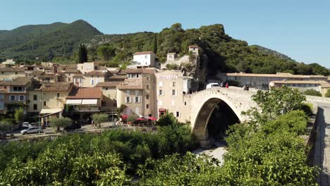 Idyllische-Kleinstadt-In-Der-Provence-In-Frankreich-Unter-Blauem-Himmel-Im-Sommer