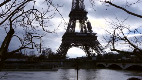 la silueta de la torre eiffel y el sena inundado