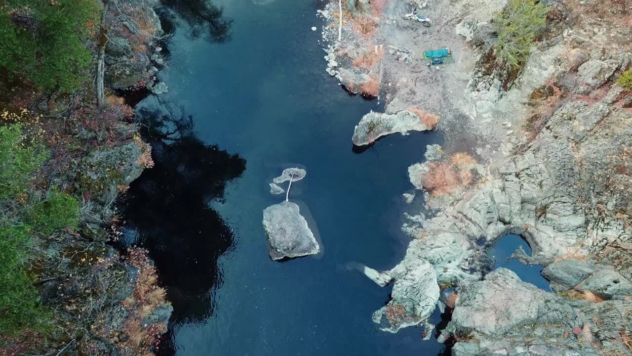 corriente que fluye en medio del bosque de montaña durante el día