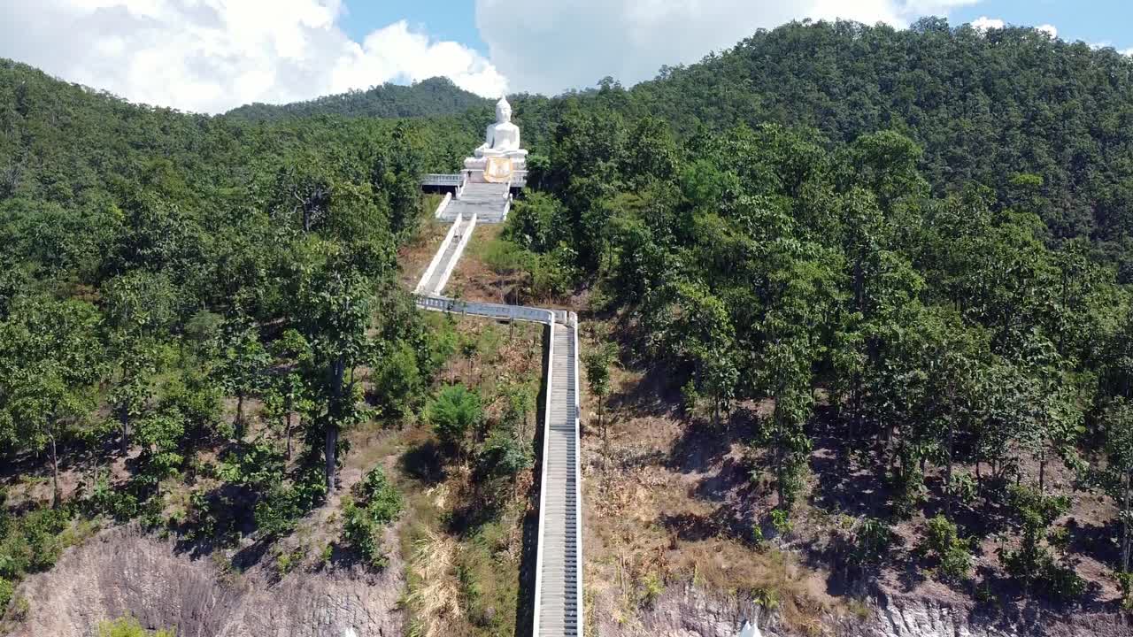 태국 빠이의 큰 흰색 불상을 향한 입구와 계단