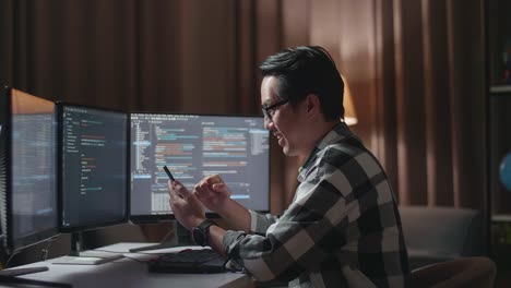 programador emocionado celebrando el éxito