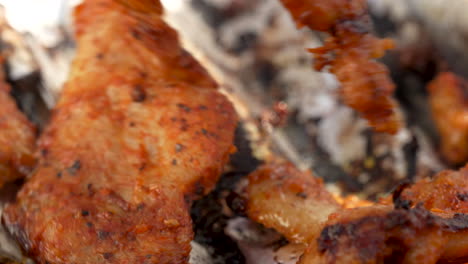 el tocino ardiente: el pinchazo del tenedor ultra de primer plano