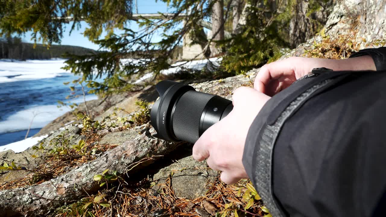 fotógrafo tomando fotografías del puente en el desierto de suecia.