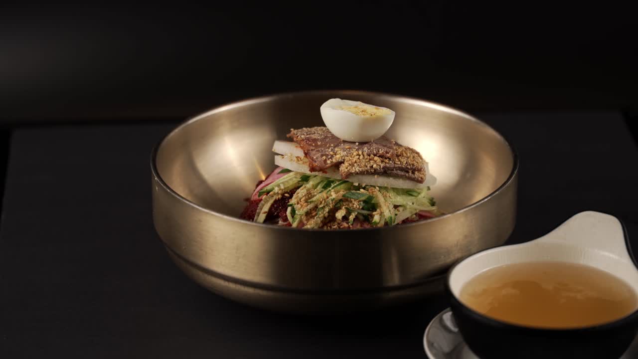 Chilled noodles with savory pollock and refreshing seasoning. 고소한 명태와 상큼한 양념이 어우러진 시원한 면.