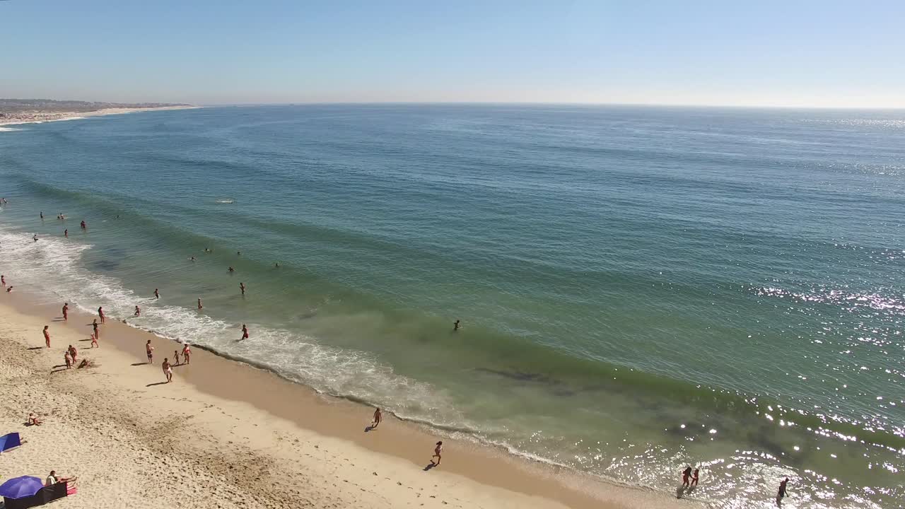 люди на пляже в летний день вид с воздуха