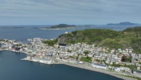 Ciudad-De-Aalesund-Y-Montaña-Aksla-Con-Islas-Y-Fondo-Del-Mar-Del-Norte---Antena-De-Verano