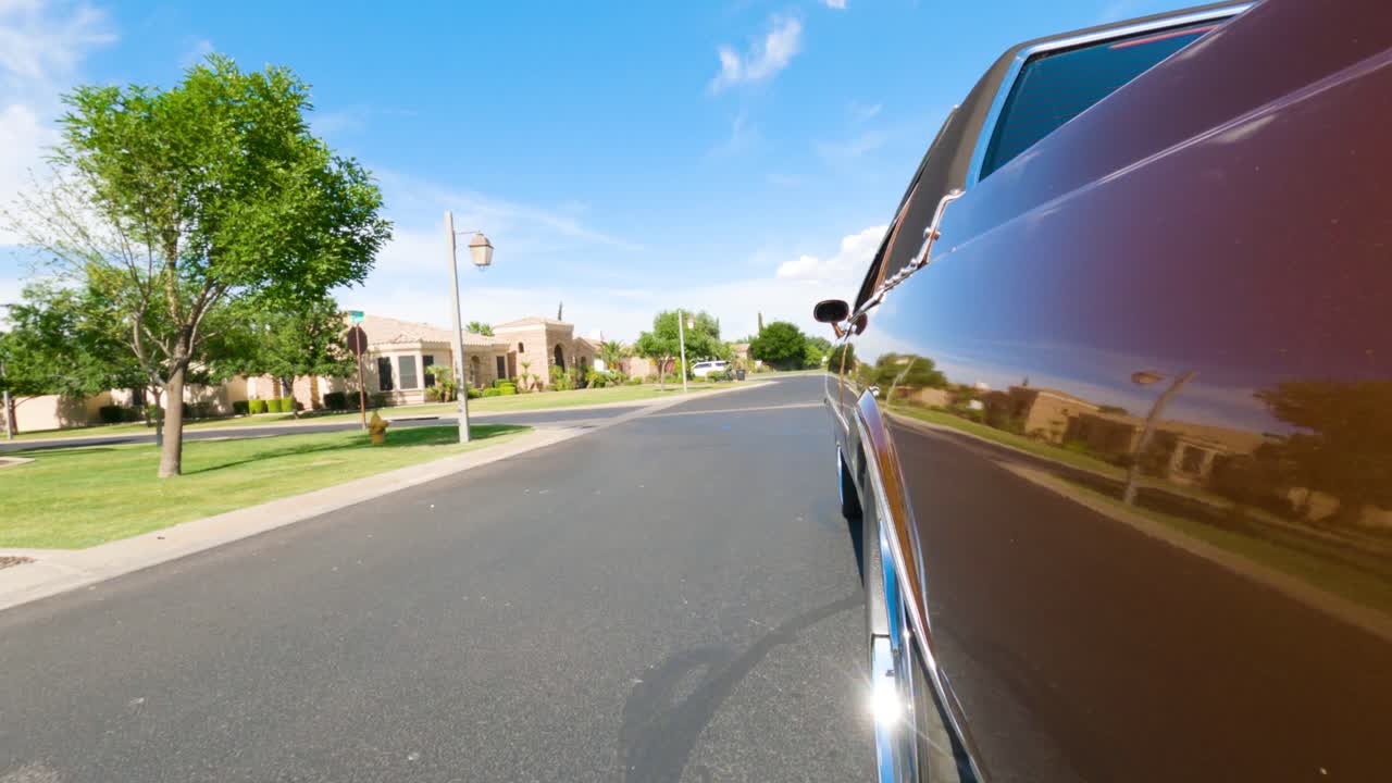 움직이는 차에 부착된 슬로우 모션 카메라