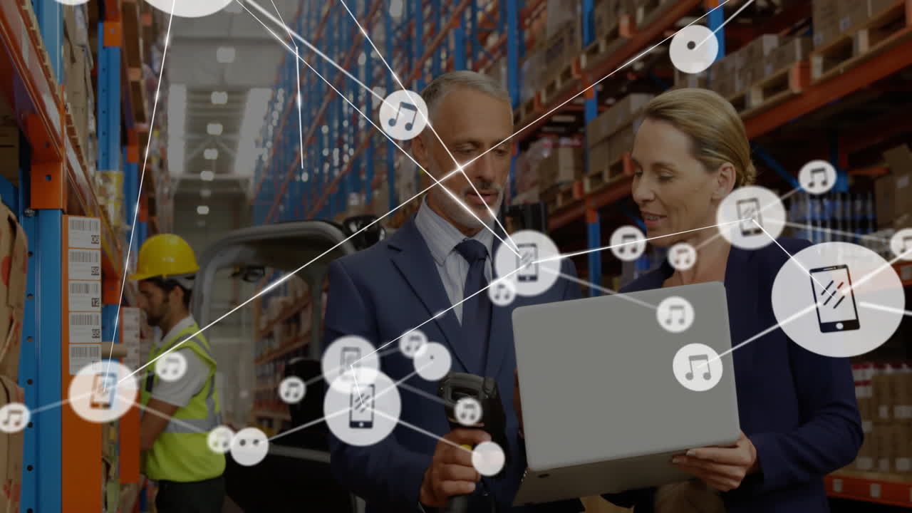 discutiendo logística, trabajadores de almacén con red digital y animación de iconos musicales