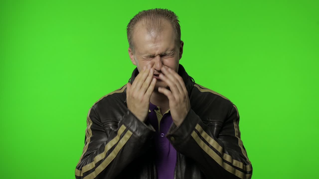 el hombre del rock deprimido llorando y limpiando las lágrimas, la pérdida, la derrota, sintiéndose solo y desesperado