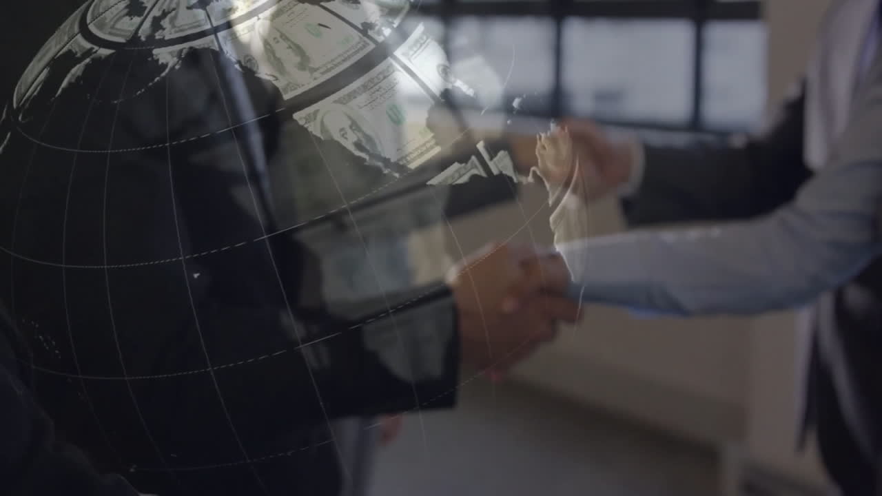 Animation af en roterende globus af pengesedler over fire hvide forretningsfolk, der taler og giver hånd.