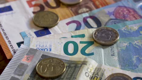 panne lente de pièces de monnaie et de billets en euros