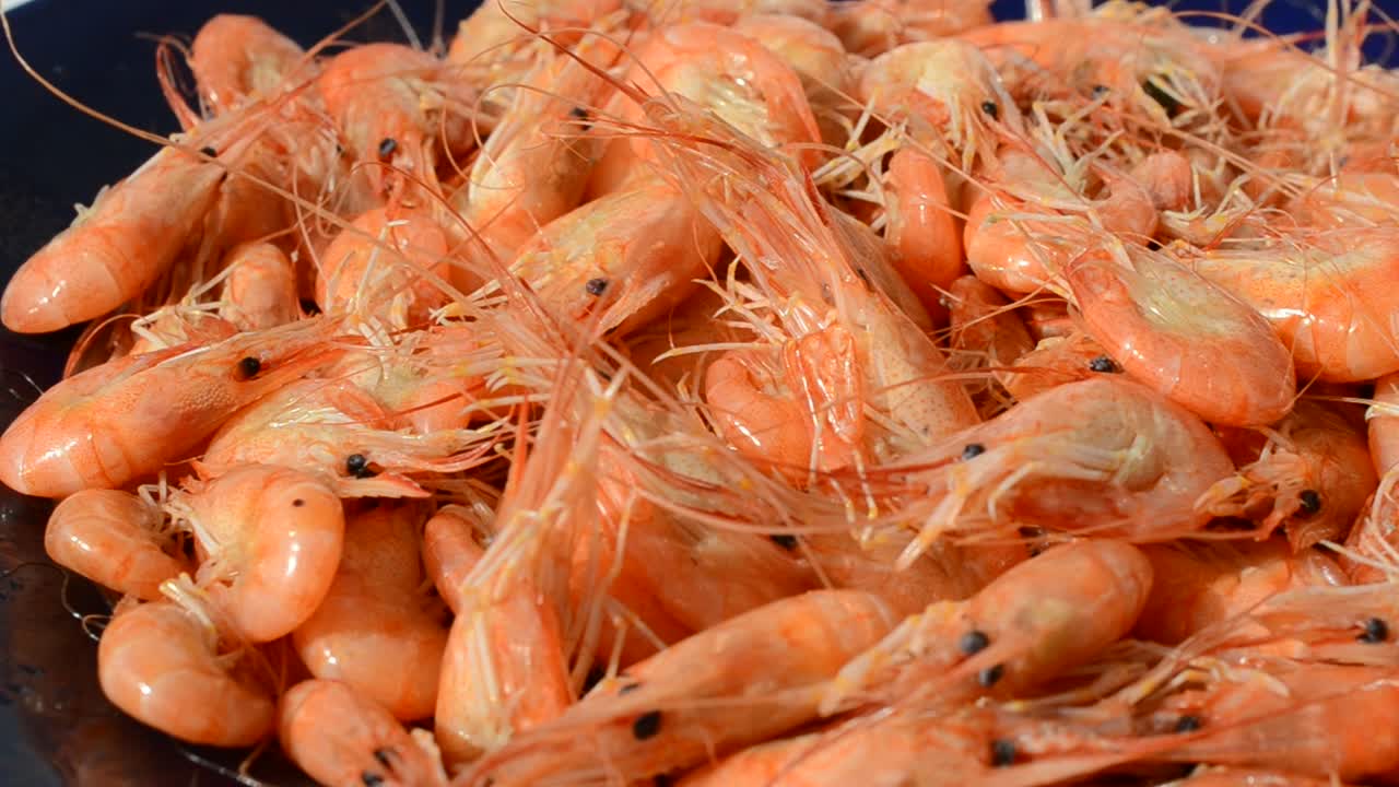 Gamberi su un piatto. Scatto di un gambero