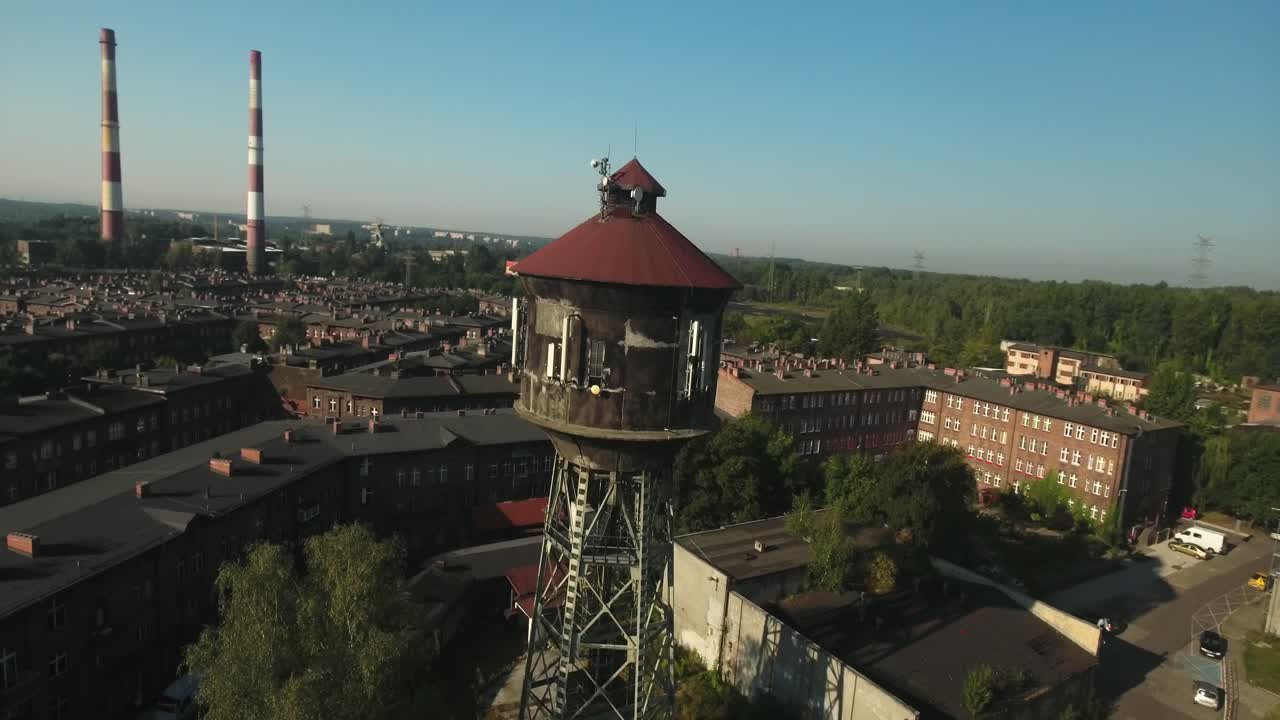 drone shot of a historic tower in nikiszowiec workers' settlement on a sunny summer day, 4k (фото с дроном исторической башни в рабочем поселении никисовец в солнечный летний день, 4к)