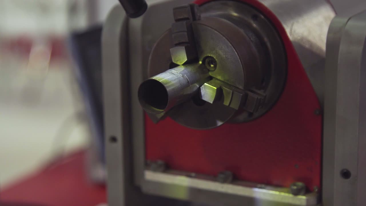 máquina de procesamiento de tubos metálicos